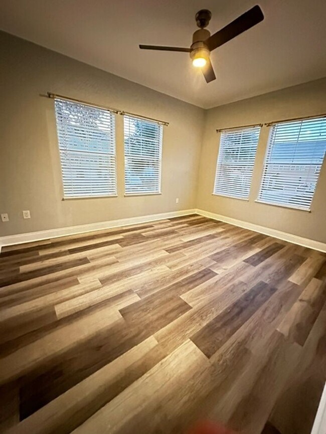 Building Photo - RESORT STYLE LIVING at the Barrington Park Condos!- Beautifully update 2/2 on Ground Floor!