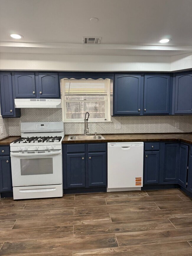 Building Photo - For Rent – 2 Bedroom, 1 Bathroom Apartment...