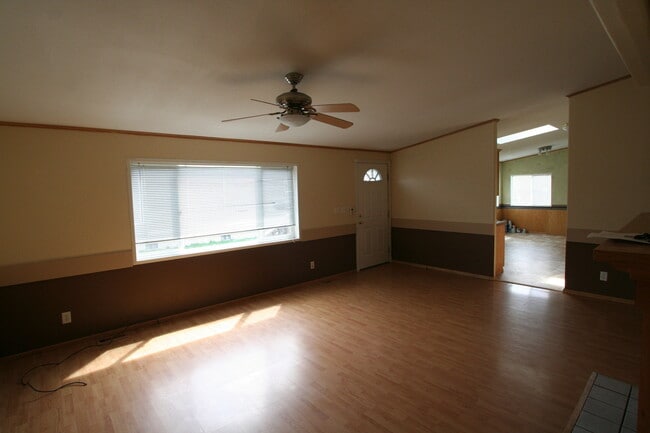 Building Photo - 3 bed 2 bath home with fireplace