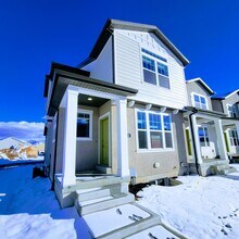 Building Photo - Stunning Townhome!