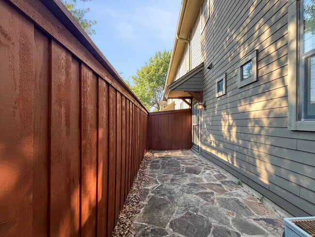 Building Photo - Upgraded Town Home