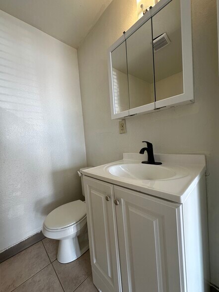 Building Photo - 150 S Main St