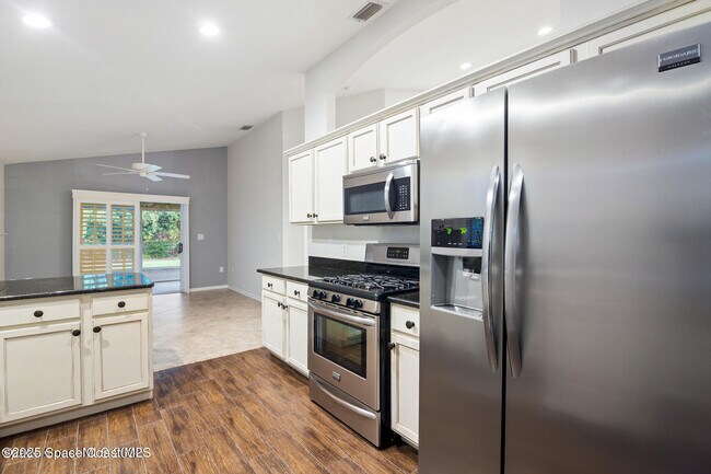 Building Photo - 8000 Daventry Dr