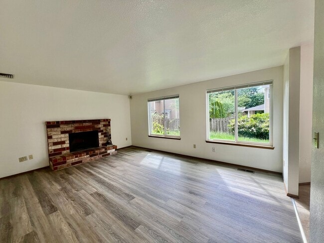Building Photo - PENDING APPLICATION; New Paint & New Floor...