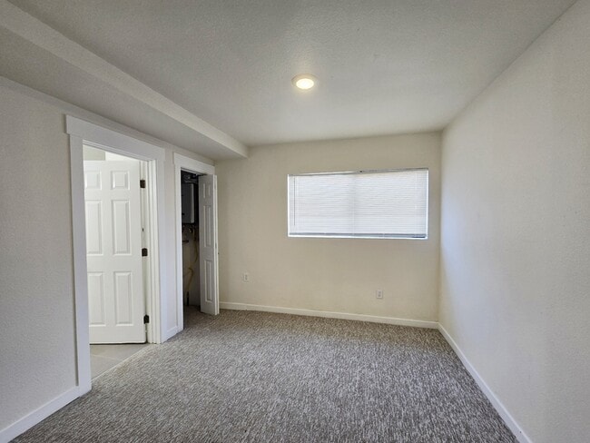 Building Photo - 1108 S Sheridan Ave