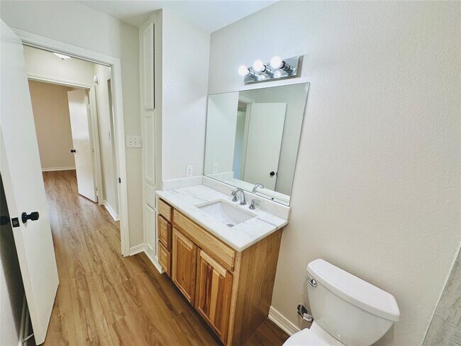 Building Photo - 1605 Somerset Dr