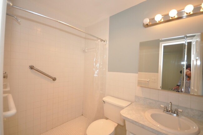 Building Photo - 10 Evergreen Dr