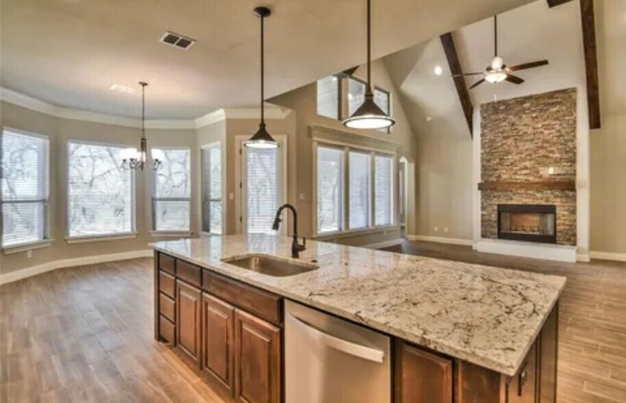 Building Photo - 7109 Lake Village Ct