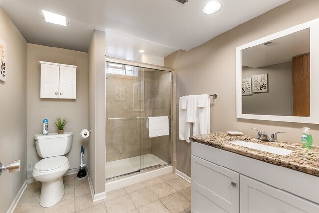 Building Photo - 336 N Walnut St