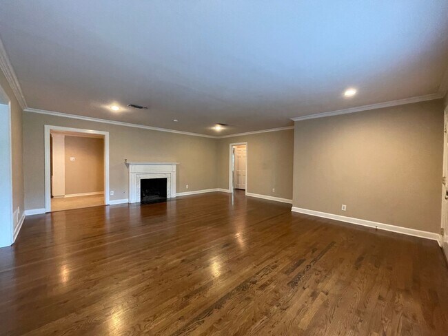 Building Photo - AVAILABLE NOW --3 BEDROOM 2 BATH HOME IN T...