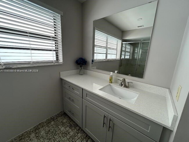 Building Photo - 2101 Bayberry Dr