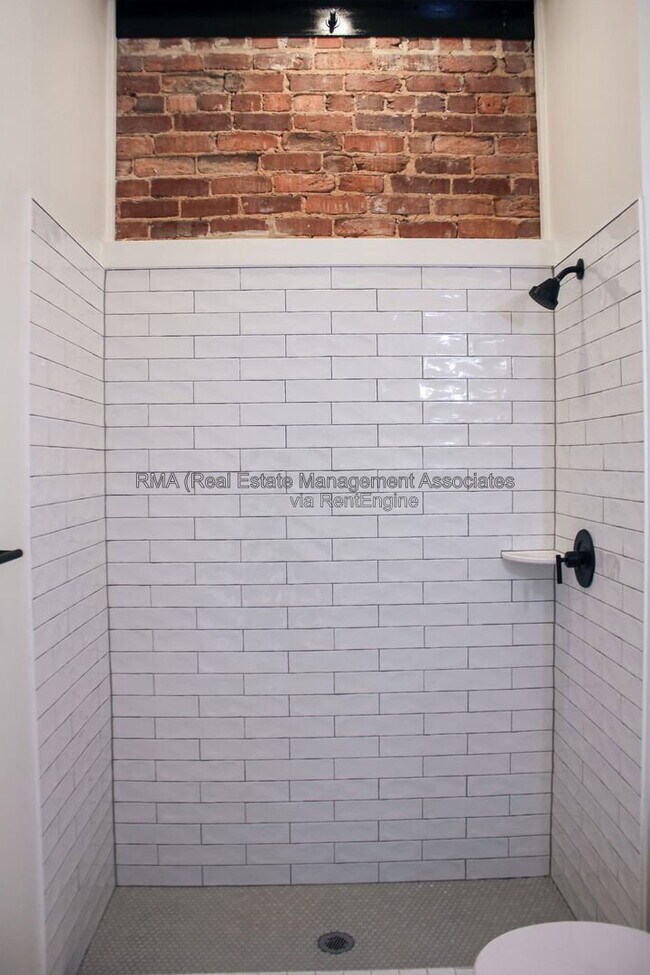 Building Photo - 4 6/8 Zebulon St