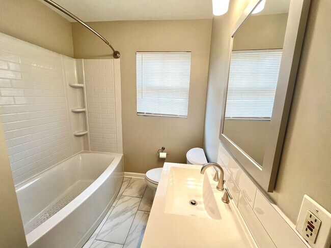Building Photo - 907 Idlewild Dr