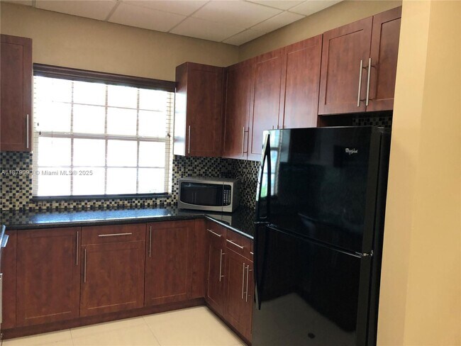 Building Photo - 693 Live Oak Ln