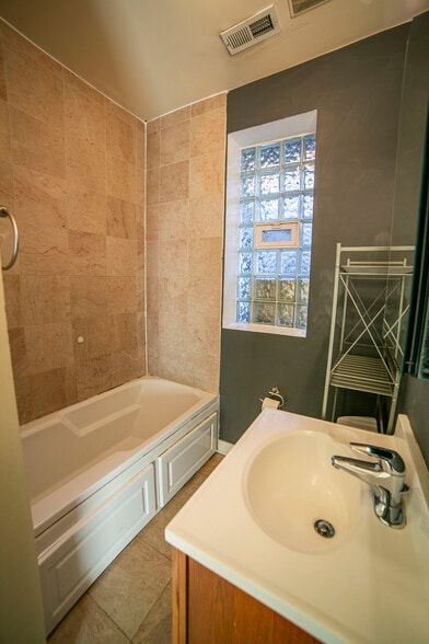 Building Photo - 2707 W Altgeld St