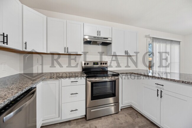 Building Photo - 900 N Brownthrush Ln