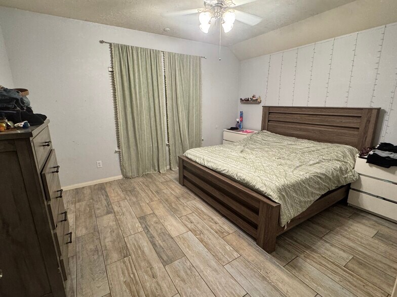 LARGE master bedroom. - 4019 Strawberry Ct