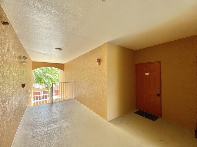Building Photo - 1840 Florida Club Cir