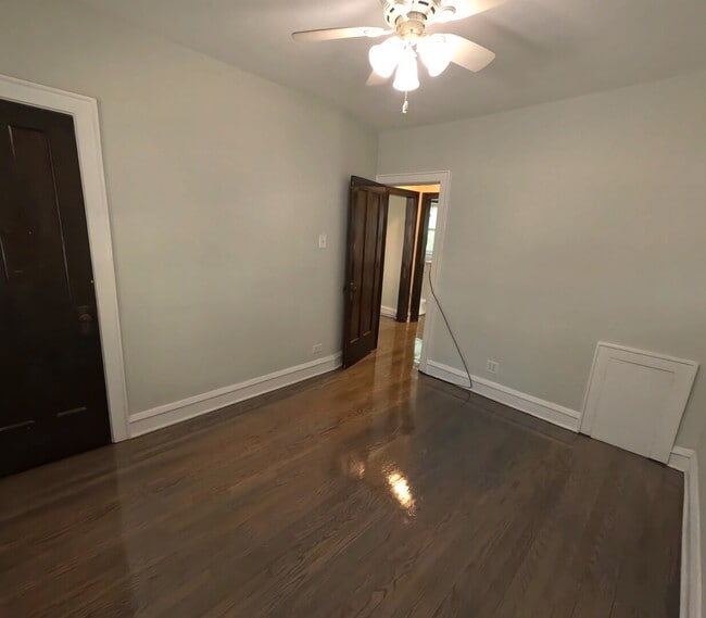 Building Photo - 5548 W Farragut Ave