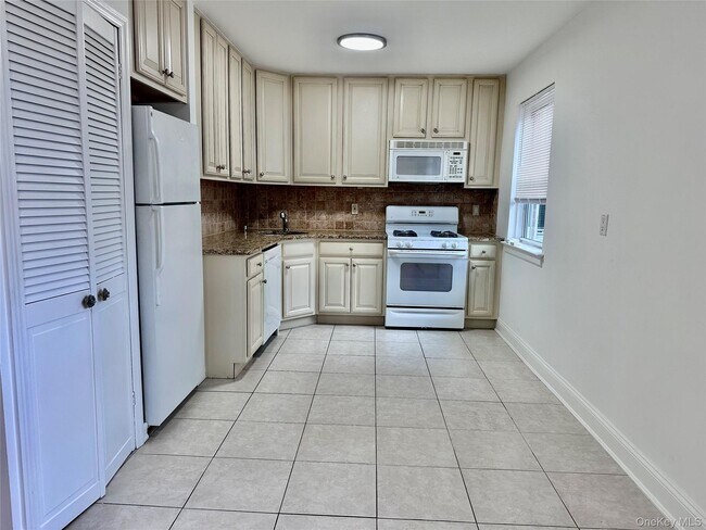 Building Photo - 255-55 75th Ave