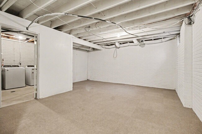 Building Photo - 125 Commons Cir