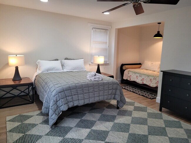 Building Photo - 2017 Woodford Rd