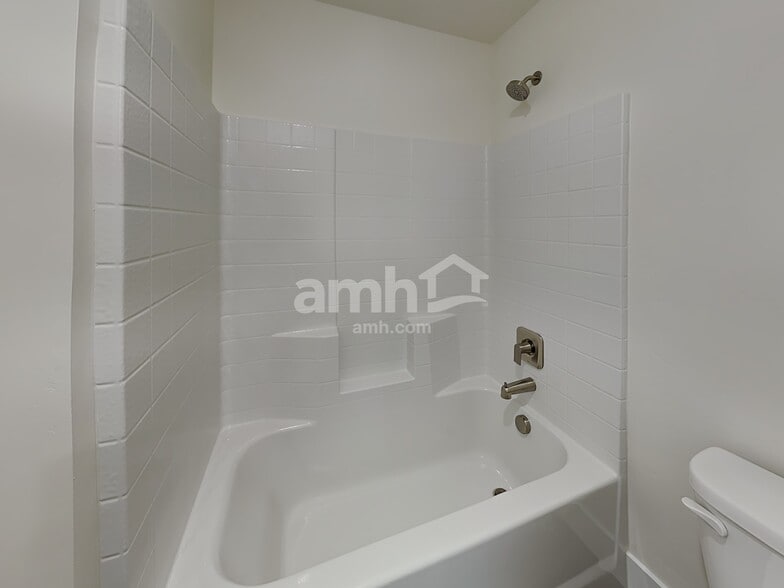 Building Photo - 1423 N Barkvine Ave