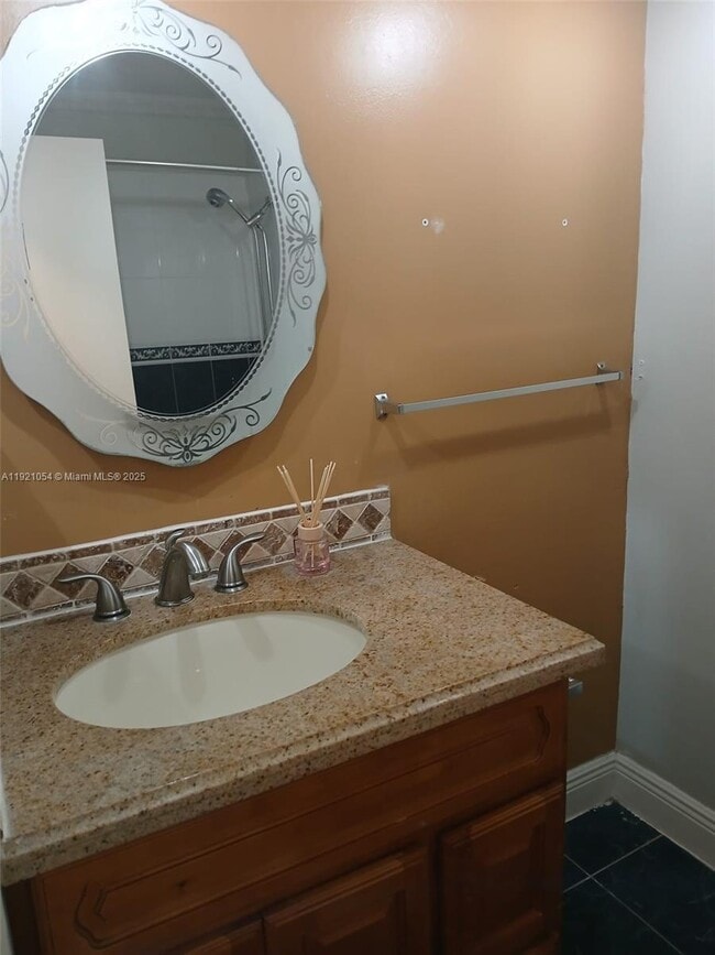 Building Photo - 5550 Lakewood Cir S