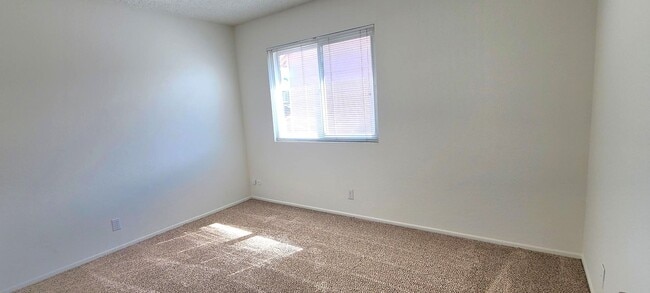 Building Photo - Townhome - 3 bedrooms + 2.5 bathrooms.  AV...