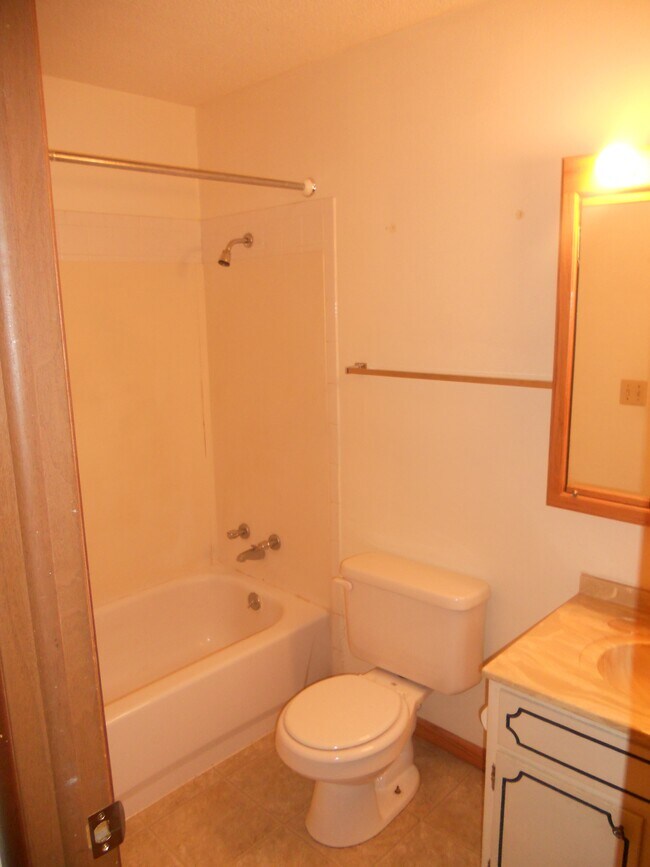 Building Photo - 404 S Poplar St