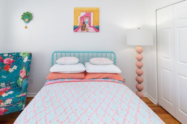 Building Photo - Lovely Townhome Available In Yacht Cove