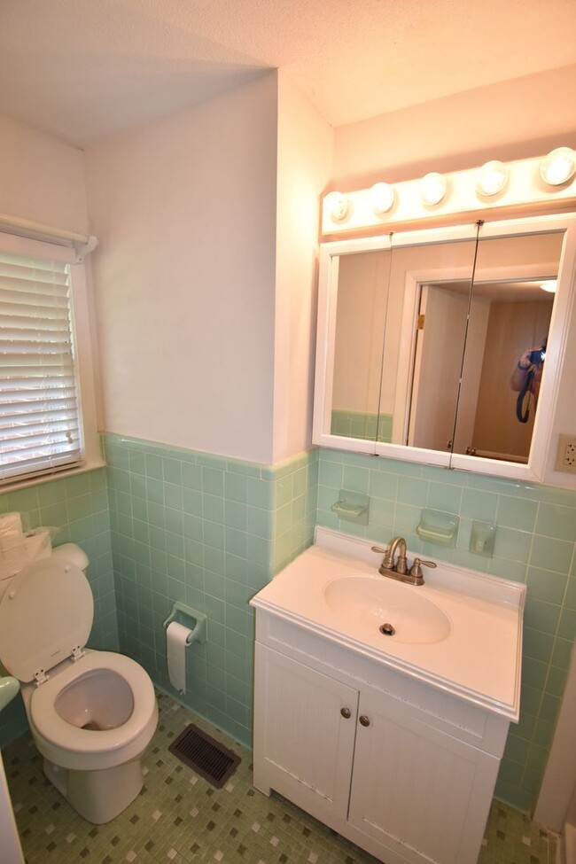 Building Photo - 4 Bedroom and 3 Bath Home- Vander