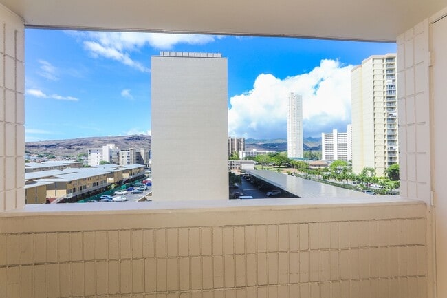 Building Photo - Sunset Lakeview - Fully renovated 3 bedroom, 2 bath on lower floor comes with tandem parking for ...