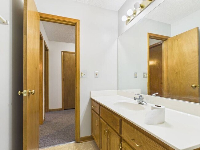 Building Photo - 1213 Fox Run Dr