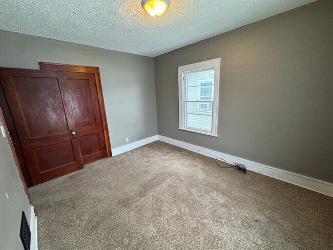 Building Photo - 4 bedroom 1 bath house in Rock Island