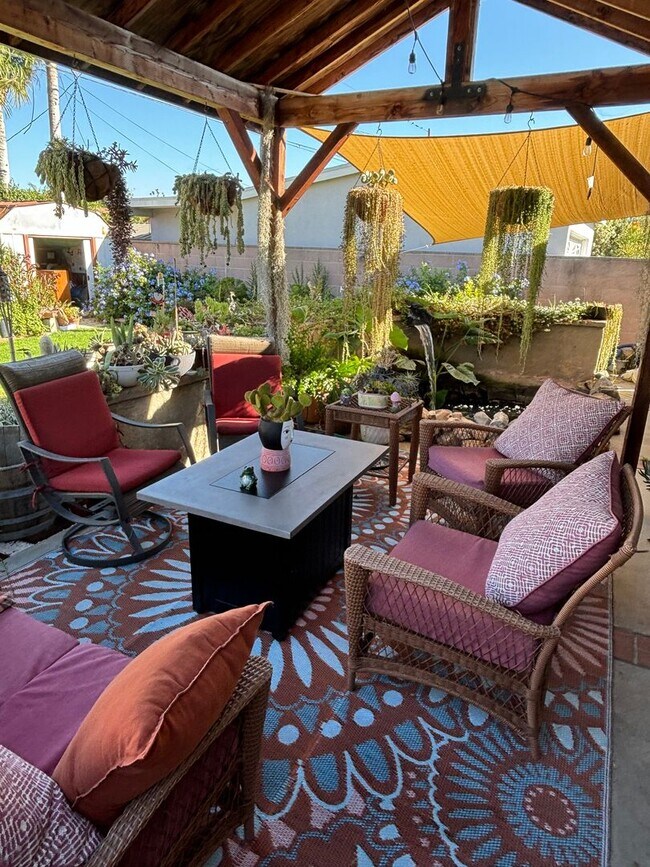 Building Photo - 2832 Charlemagne Ave