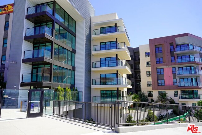 Building Photo - 800 N Front St