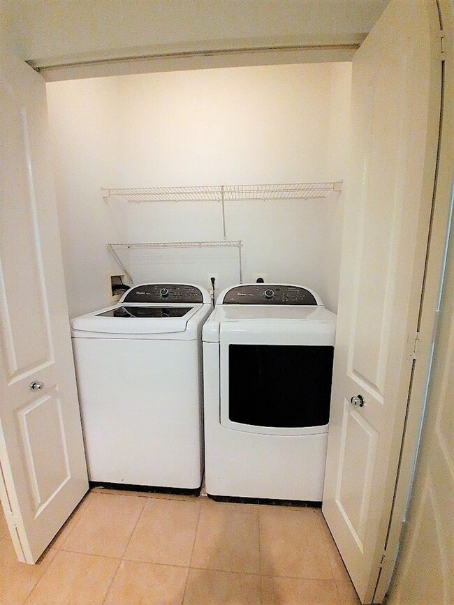 Building Photo - 1BR Condo in Upscale Highview. Enjoy Resor...