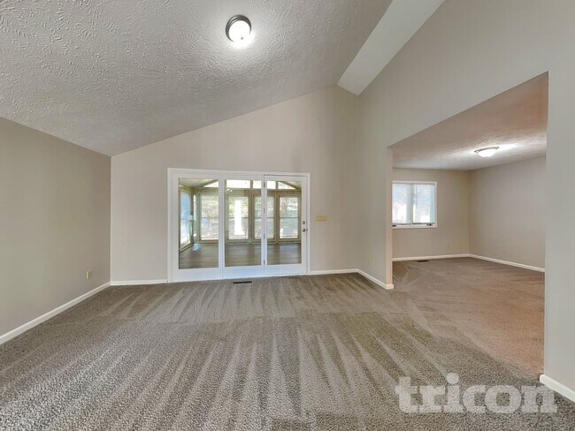 Building Photo - 3014 Silver Fox Dr