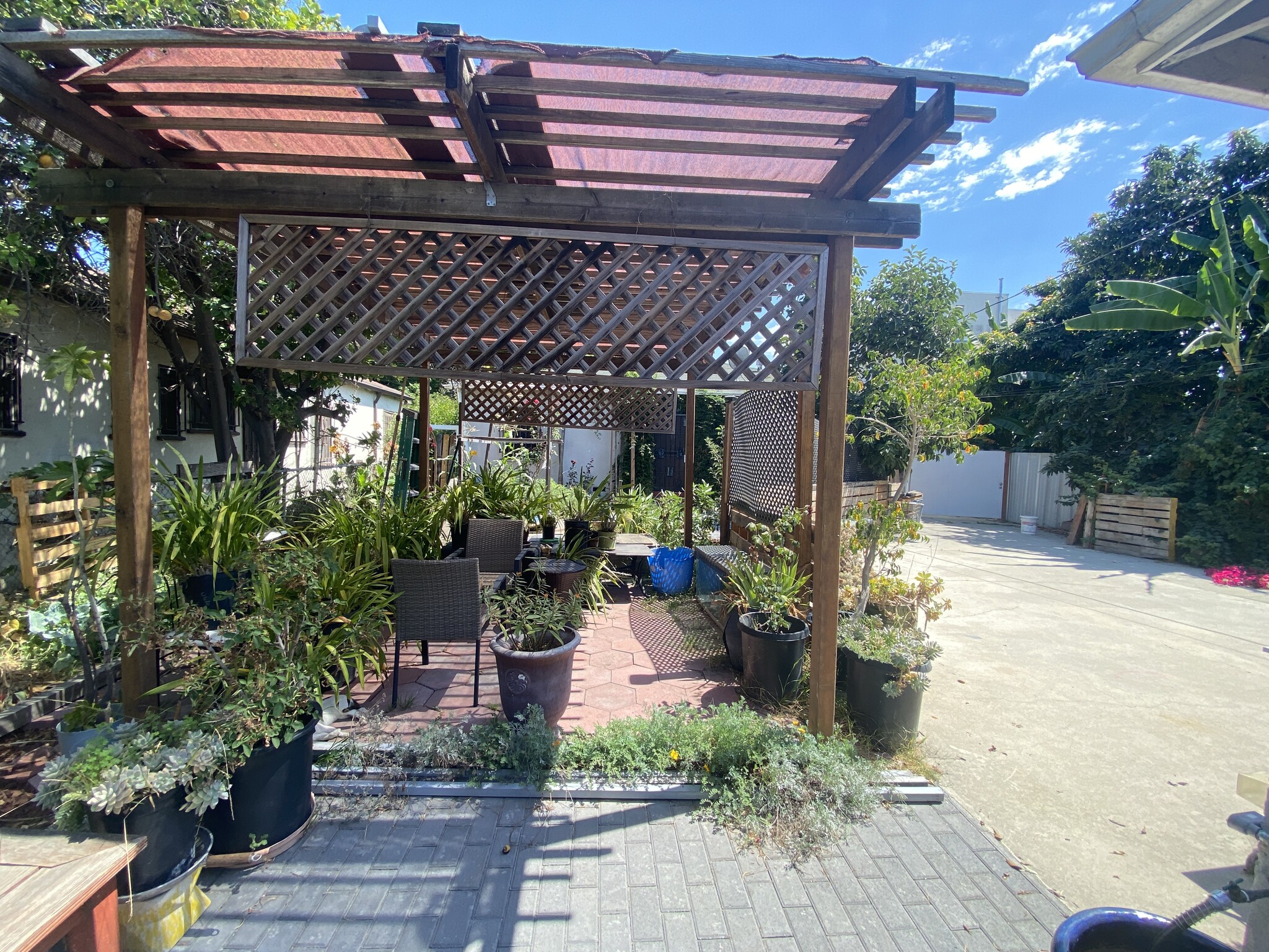 Building Photo - 3047 Edgehill Dr