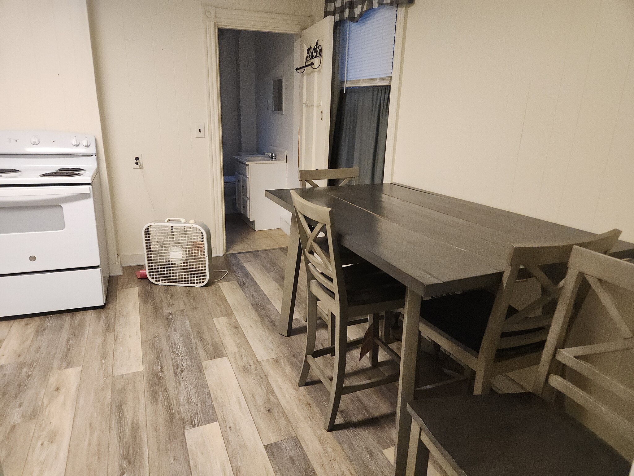 eat in kitchen - 261 Elm St