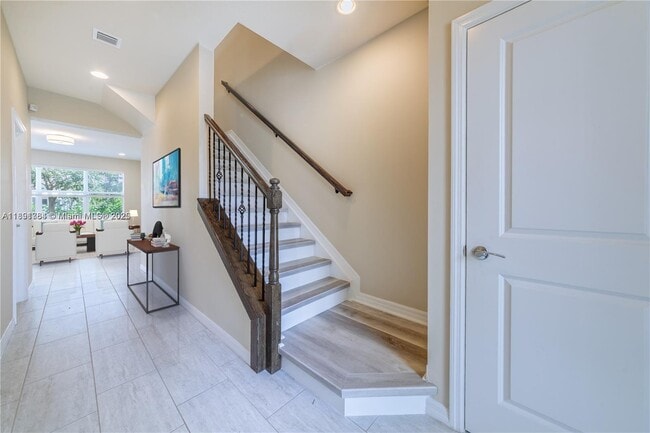 Building Photo - 925 Banyan Dr