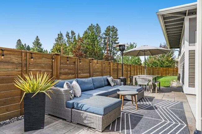 Building Photo - Beautiful Mid-Century Modern Home with lot...