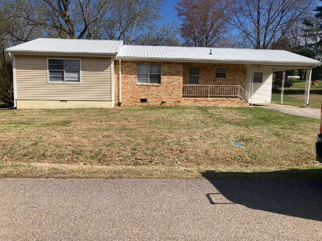 Building Photo - 3-bedroom, 2-bathroom home is located on a dead-end street, offering privacy while still being co...