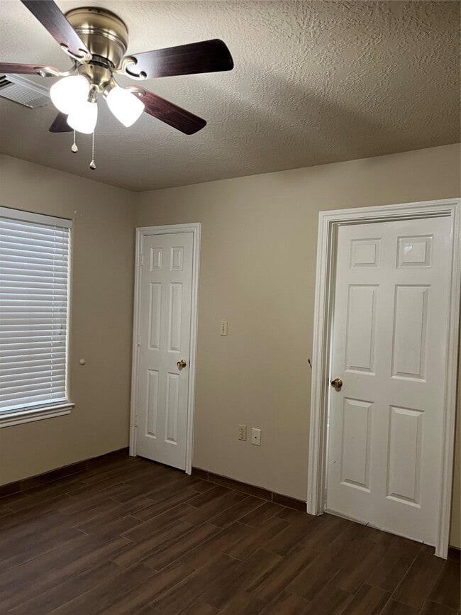 Building Photo - 321 Holiday St