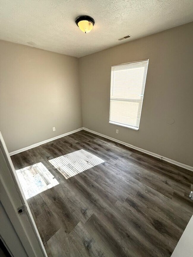 Building Photo - 3 Bedrooms with 1 - 1/2 Baths