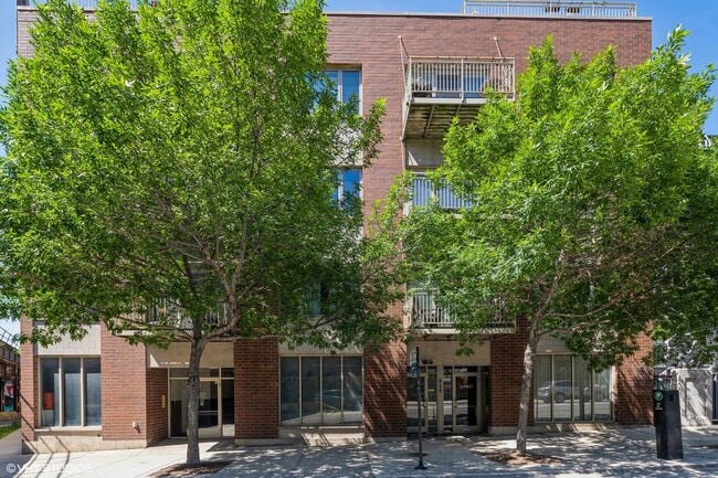 Primary Photo - 912 W Chicago Ave
