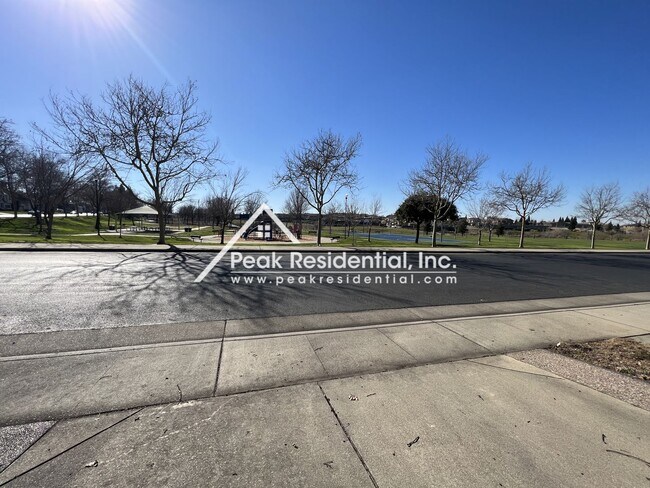 Building Photo - Spacious 4bd/2.5ba Rocklin Home with 2 Car...