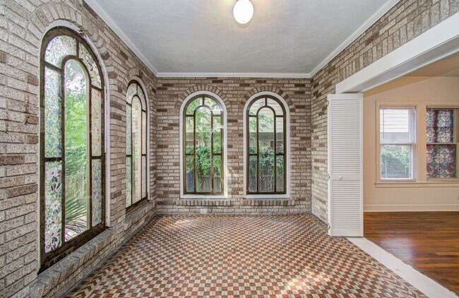 Building Photo - 4802 La Branch St