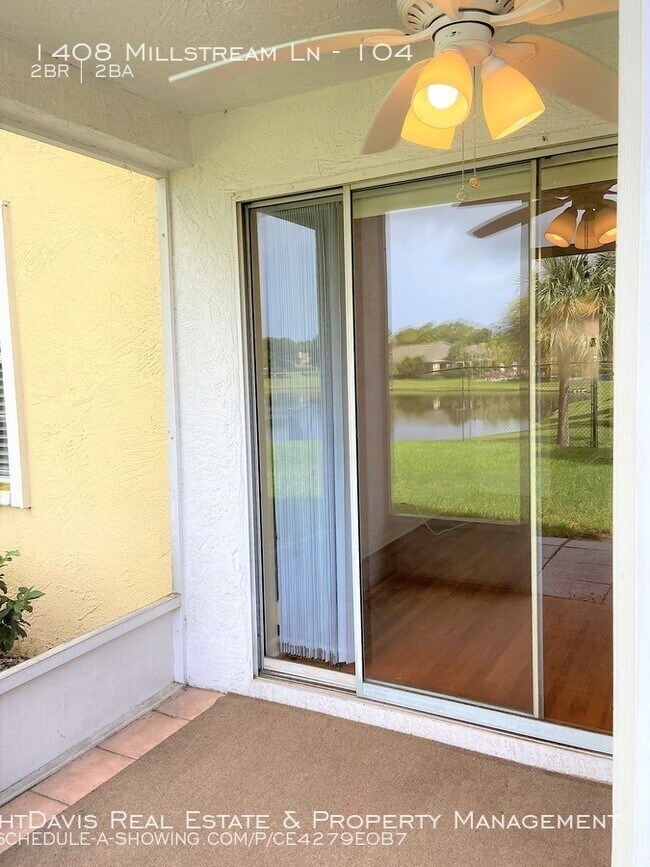 Building Photo - Lake Tiffany of Dunedin Offers 2/2!